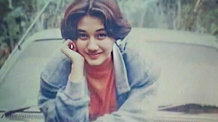 Nike Ardilla dengan gaya rambut pendek