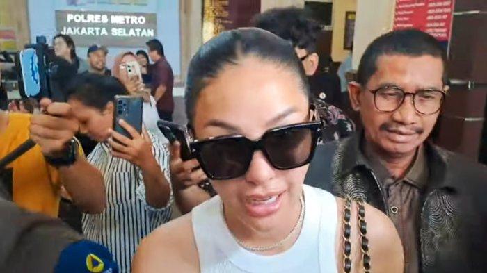 Nikita Mirzani ketika ditemui di Polres Metro Jakarta Selatan, Selasa (8/10/2024)