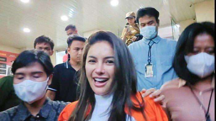 KASUS PEMERASAN - Nikita Mirzani resmi ditahan Polda Metro Jaya, atas kasus dugaan pemerasan, pengancaman, dan tindak pidana pencucian uang (TPPU) dengan korban Reza Gladys. Nikita Mirzani bersama asistennya, Mail atau IM ditahan polisi setelah menjalani pemeriksaan sebagai tersangka, atas kasus dugaan pemerasan di Polda Metro Jaya, Semanggi, Jakarta Selatan, Selasa (4/3/2025).