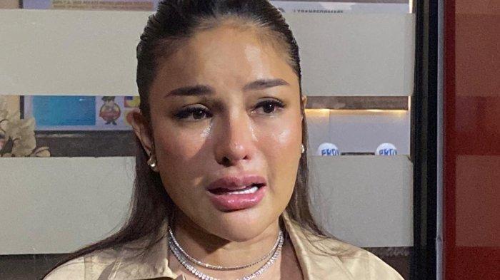 TANGIS NIKITA MIRZANI - Nikita Mirzani menangis tahu Vadel Badjideh ditetapkan sebagai tersangka kasus dugaan aborsi dan persetubuhan, Kamis (13/2/2025). Penantian panjang Nikita Mirzani akhirnya terbayarkan. (Fauzi Alamsyah/Tribunnews.com).
