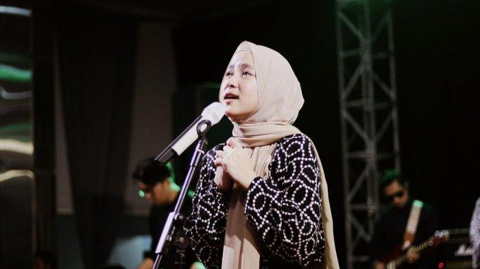 Nissa Sabyan menyanyi.