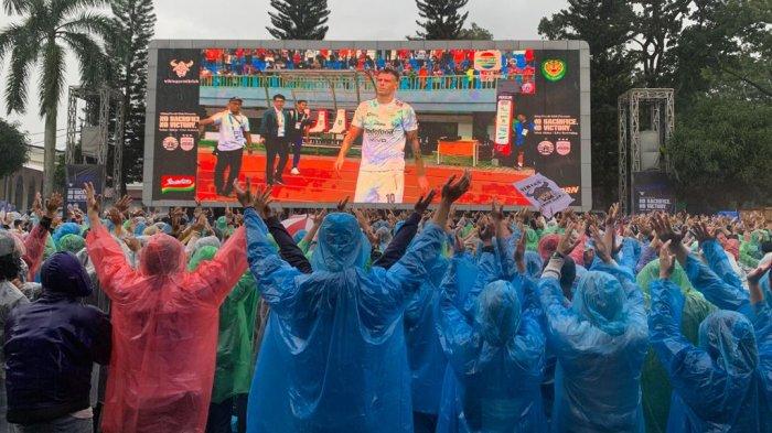 NOBAR - Ratusan Bobotoh antusias menyaksikan pertandingan Persib kontra Persija Jakarta pada acara nonton bareng (nobar) di Kodam III/Siliwangi, Minggu, 16 Februari 2025.