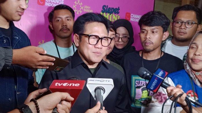Calon Wakil Presiden nomor urut 01 Muhaimin Iskandar saat diwawancarai awak media dalam kunjungannya ke Kabupaten Garut, Jawa Barat, Rabu (3/1/2024) malam.