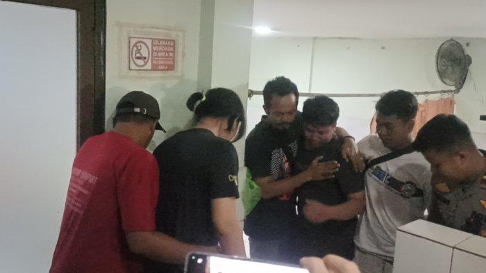 Keluarga Nurhayati (45) warga Dusun 0302/05 Babakan Gebang Kecamatan Babakan Kabupaten Cirebon, Jawa Barat. Nurhayati merupakan korban meninggal kecelakaan maut bus Bhinneka terguling di Tol Japek, Minggu (31/12/2023).