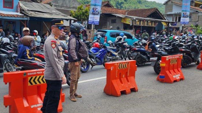 Pengendaran sepeda motor dari arah Bandung memilih beristirahat saat diberlakukan sistem one way di Cikaledong, Nagreg, Kabupaten Bandung, untuk menguras kendaraan dari arah Garut, Sabtu (13/4/2024).