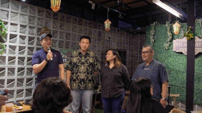 CEO Group Perusahaan Ferry saat memaparkan kehadiran tempat kuliner Makna Coffee, Pilar Kayu Resto, dan FDNJClothing Shop di Jalan Hercules, Sukajadi, Bandung.