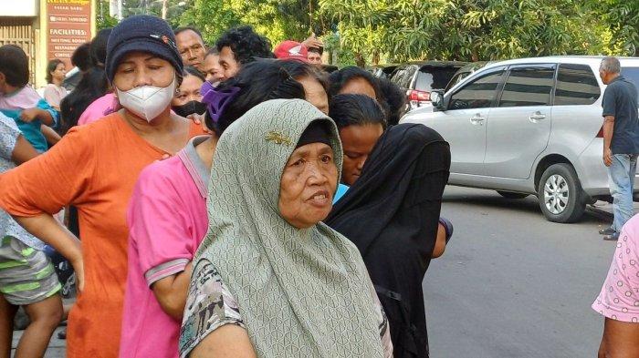 Warga Pasar Baru, Ipah (64) saat mengangre untuk membeli paket nasi bungkus murah seharga Rp2.000 di Jalan Pasar Baru Selatan, Pasar Baru, Sawah Besar, Jakarta Pusat, Senin (25/3/2024).