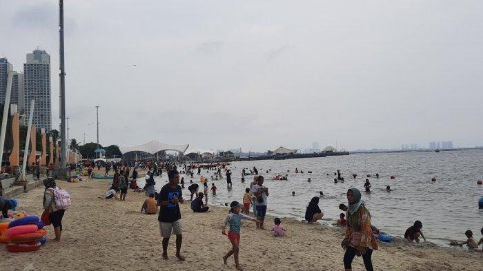 Masyarakat menghabiskan waktu libur di kawasan pantai timur Ancol, Kamis (23/5/2024). Tribunnews/Mario Sumampow