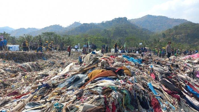 Ribuan orang bersihkan Pantai Cibutun di Desa Sangrawayang, Kecamatan Simpenan, Kabupaten Sukabumi, disebut Pandawara terkotor nomor 4 di Indonesia, Rabu (4/10/2023)
