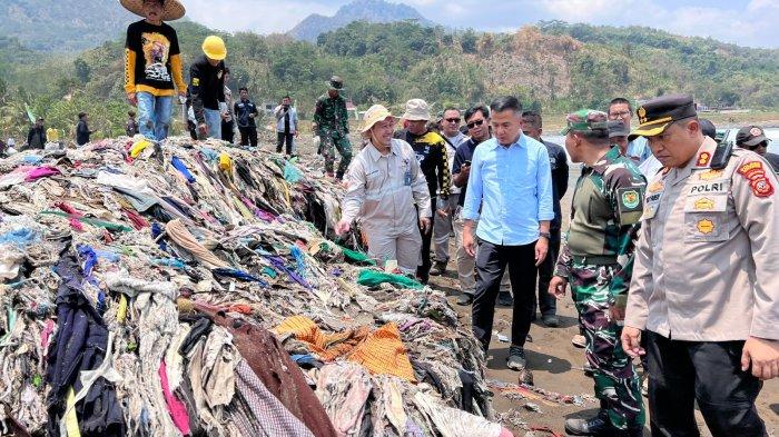 Penjabat Gubernur Jawa Barat Bey Machmudin mengunjungi Pantai Cibutun, Desa Sangrawayang, Kabupaten Sukabumi, Rabu (4/10/2023).