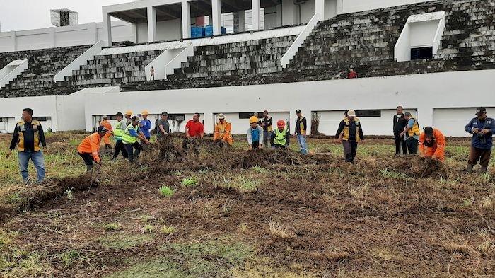 Para pegawai Pemkab Cirebon saat bergotong royong membersihkan rumput liar di Stadion Watubelah, Jalan Fatihallah, Kecamatan Sumber, Kabupaten Cirebon, Jumat (24/2/2023).
