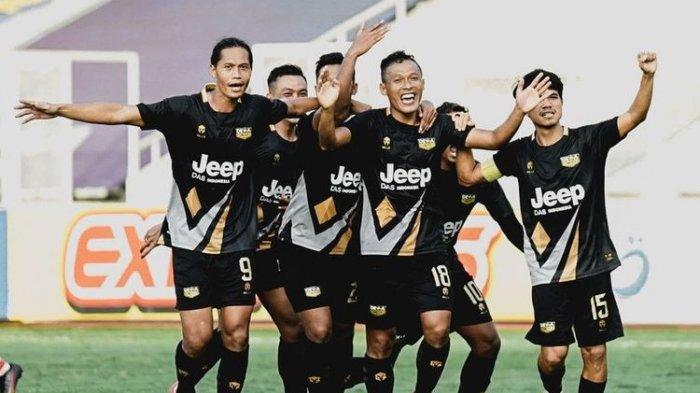 Jajang Sukmara (tengah) dan kawan-kawan merayakan keberhasilan Dewa United promosi ke Liga 1