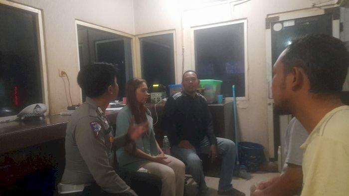 Pasangan pacaran saat dimintai keterangan di Pos Simpang Lima Bunderan Mangga Indramayu, Minggu (23/7/2023).