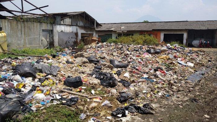 Pasar Rancaekek Tidak Ada TPS, Pedagang Buang Sampah di Kios Belakang Pasar Wahana ...