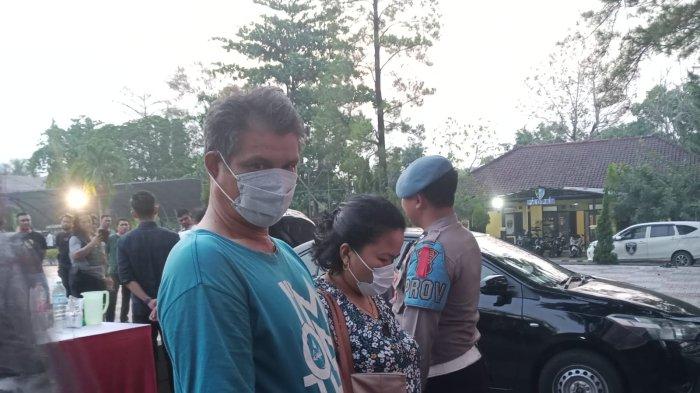 Pasutri pengoplos miras di Subang yang hingga Senin (30/10/2023) sudah menewaskan 12 orang. Foto : Tribunjabar.id / Ahya Nurdin