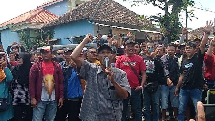 PRIA BERORASI - Ribuan pedagang sayur keliling etek beraksi di depan PN Magetan memberikan dukungan kepada dua rekan mereka yang menjalani sidang gudatan larangan berjualan sayur di Desa Pesu. Menurut penggugat keberadan pedagang sayur keliling membuat usaha toko kelontong miliknya sepi.