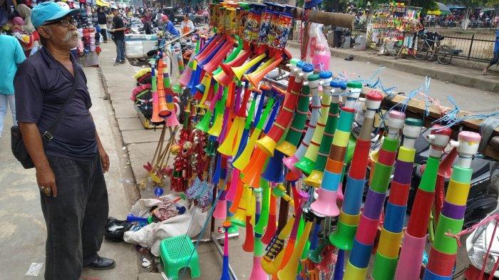 Pedagang terompet musiman bermunculan di sekitar Alun-alun Majalaya, Jalan Tengah, Kecamatan Majalaya, Kabupaten Bandung.