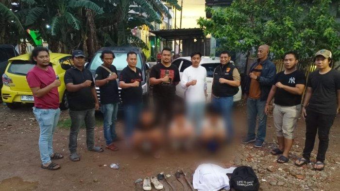 Polres Metro Jakarta Barat Tangkap Pelajar yang Viral Acungkan Celurit ke Satpam Saat Hendak Tawuran di Kalideres. (Dok Polres Jakbar)