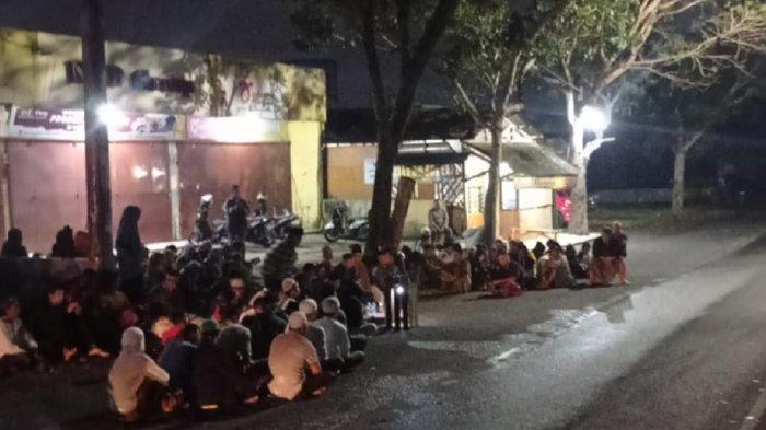 Perwakilan warga menggelar doa dan tabur bunga di lokasi ditemukannya seorang pelajar tewas di Jalan Letjen Mashudi, tepatnya di Kampung Negla RT 03/04, Kelurahan Setiajaya, Kecamatan Cibeureum, Kota Tasikmalaya.