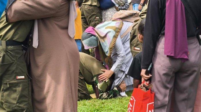 PENDIDIKAN MILITER - Tangis haru pecah saat para pelajar kembali ke pelukan orangtua usai 14 hari pelatihan di barak militer, Minggu (18/5/2025).