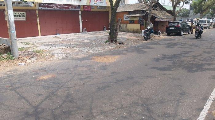 Genangan darah ditutupi tanah di lokasi seorang pelajar tewas dengan luka di kepala di Jalan Letjen Mashudi, tepatnya di Kampung Negla RT 03/04, Kelurahan Setiajaya, Kecamatan Cibeureum, Kota Tasikmalaya, Minggu (22/9/2024) pukul 01.00 WIB