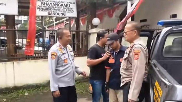 Petugas Dinas Perhubungan dan Polisi saat mengamankan pelaku getok parkir di Kota Bandung.