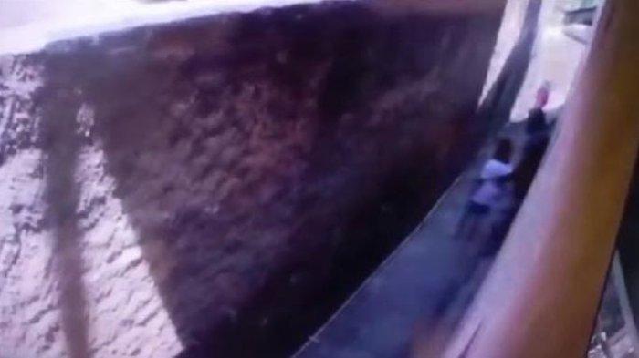 Seorang lelaki memakai topi, jaket, dan celana pendek terekam CCTV melakukan dugaan pelecehan seksual kepada bocah-bocah perempuan di Kecamatan Tanjungsari, Kabupaten Sumedang.