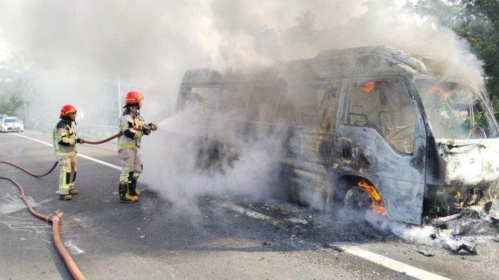 Damkar Purwakarta melakukan proses pemadaman microbus Elf Koni Kota Bekasi yang terbakar di Ruas Jalan Tol Cipularang KM 85, Kecamatan Jatiluhur, Kabupaten Purwakarta, Selasa (26/12/2023).