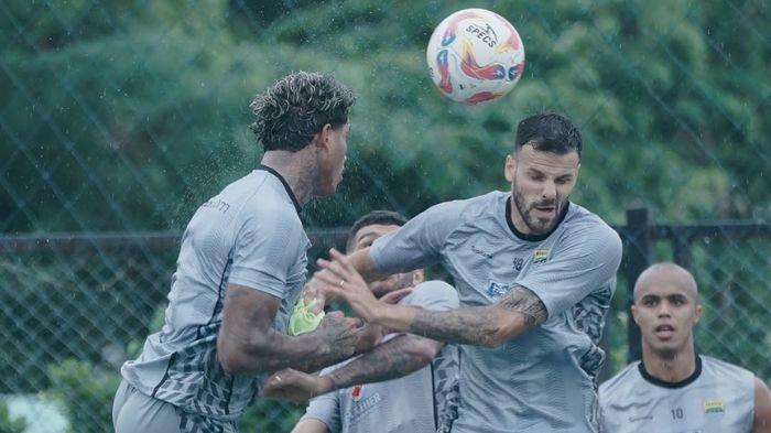 SESI LATIHAN - Para pemain asing Persib Bandung berlatih dalam sesi pemusatan latihan di Bangkok, Thailand, pada Selasa (22/7/2025).