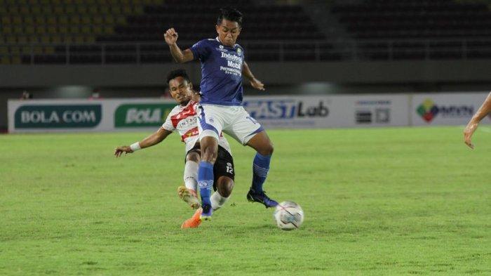Pemain Madura United berusaha mengadang gelandang Persib Bandung Febri Hariyadi dalam aga lanjutan Liga 1 2021/2022 di Stadion Manahan, Solo, Sabtu (4/12/2021).