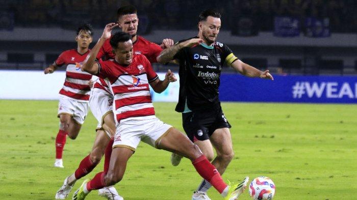 DIKEPUNG - Pemain Persib Marc Klok dikepung pemain Maduran United. Persib harus puas bermain imbang tanpa gol dengan Madura United pada pertandingan pekan ke-24 Liga 1 2024/2025 di Stadion Gelora Bandung Lautan Api, Sabtu, 22 Februari 2025.