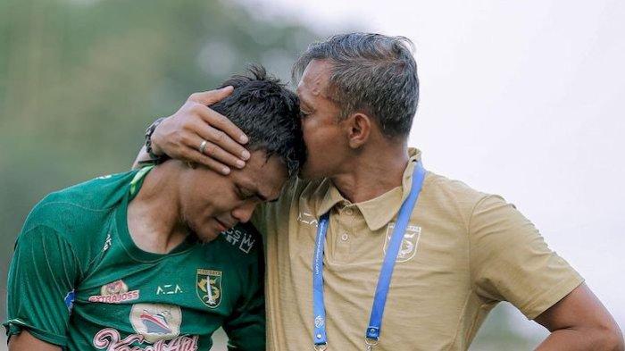 Pemain serbabisa Persib Bandung, Rachmat Irianto menangis seusai laga yang mendebarkan tersebut. Dia bertemu ayahnya, Bejo Sugiantoro, yang juga asisten pelatih Persebaya Surabaya, seusai Persib vs Persebaya berakhir imbang 2-2, Senin (13/3/2023)