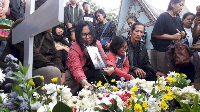 Ratusan orang yang terdiri dari keluarga dan kerabat Noven, ikut mengantarkan jenazah Noven ke pemakaman di wilayah Cimuncang, Kecamatan Cibeunying Kidul, Kota Bandung, Kamis (10/1/2019).