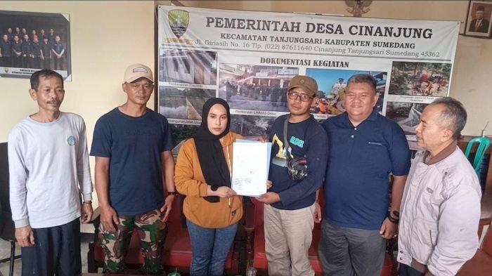 Perwakilan warga dan Ferawati (ketiga dari kiri) istri pembuang sampah sembarangan telah sepakat berdamai di Kantor Desa Cinanjung, Tanjungsari, Sumedang, Selasa (18/6/2024).