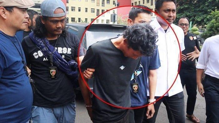 PEMBUNUH IBU DAN ANAK- Jajaran Satreskrim Polres Metro Jakarta Barat mengamankan satu orang pelaku pembunuhan ibu dan anak berinisial TSL (59) dan ES (35) yang ditemukan tewas mengenaskan dalam toren air rumahnya, RT 05 RW 02 Angke, Tambora, Jakarta Barat, Kamis (6/3/2025) lalu. Pelaku ditangkap di Banyumas, Jawa Tengah pada Minggu (9/3/2025).