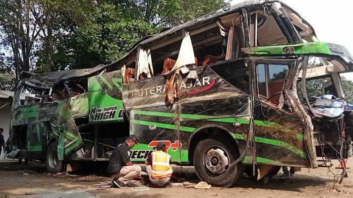 KTKT dan Dishub serta mekanik Hino lakukan pemeriksaan bangkai bus maut Trans Putera Fajar yang alami kecelakaan maut di Ciater.
