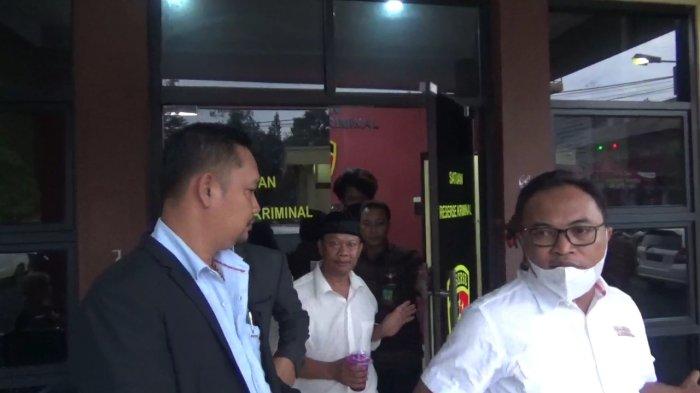 Yosep (55) bersama kuasa hukumnya, Rohman Hidayat saat keluar dari Satreskrim Polres Subang, Selasa (9/11/2021).