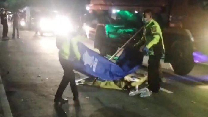 Saat Unit Gakkum Satlantas Polres Sukabumi Kota melakukan evakuasi korban kecelakaan, Kamis 9 Januari 2025 malam.