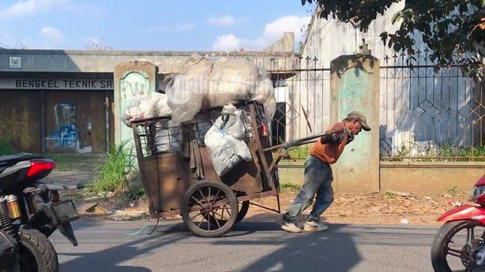 Omon Maman, pencari rongsok yang menjual barang rongsok di Pasar Cikurubuk, Kota Tasikmalaya, Jawa Barat.