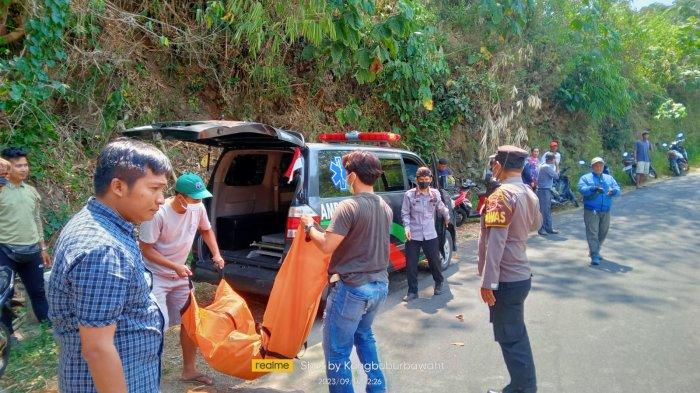 Dua jenazah pria dan wanita yang ditemukan mengambang di Sungai Cisanggarung, Kuningan, Jawa Barat sedang dievakuasi, Sabtu (2/9/2023).