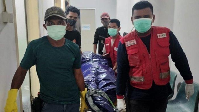 Proses evakuasi jasad perempuan tanda identitas yang sudah mengeluarkan aroma tidak sedap di sebuah gudang apotek Jalan Hidayatullah Samarinda, Minggu (18/2/2024).