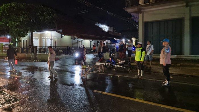 Sejumlah petugas saat mengatur pengalihan arus kendaraan menuju jalur alternatif di jalan nasional Majalengka - Kuningan, Kecamatan Cikijing, Kabupaten Majalengka, Minggu (17/3/2024) malam. Foto ISTIMEWA DOK. HUMAS POLRES MAJALENGKA