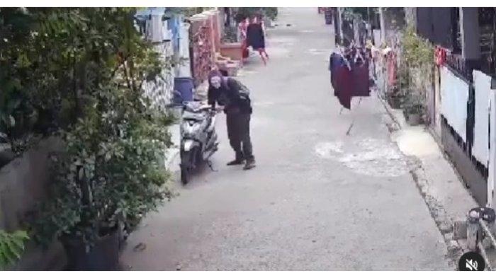 Sebuah rekaman CCTV menunjukkan aksi pengamen badut yang membawa kabur sepeda motor.