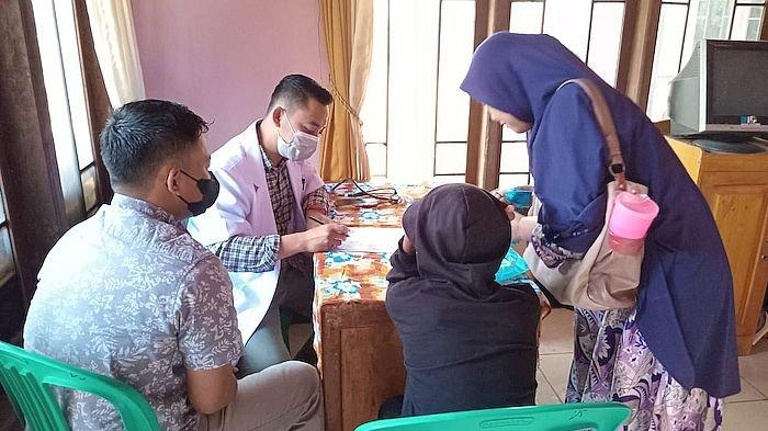 Suasana pemeriksaan kesehatan dan pengobatan gratis yang digelar gabungan Alumni Jawa Barat (GAJ) di  Desa Talagawangi, Kecamatan Pakenjeng, Kabupaten Garut, Minggu (3/9/2023).
