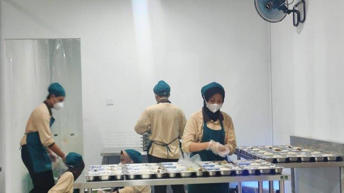 Proses pemorsian makan bergizi gratis di Unit Pelayanan Pemenuhan Gizi, Tanah Sereal, Bogor, Senin (9/12/2024)/Tribunnews.com Reza Deni