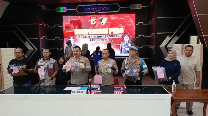 PEMBUNUH PRIA DISABILITAS -  Kapolres Subang AKBP Ariek Indra Sentanu saat menggelar press release pengungkapan kasus pembunuhan pria disabilitas.