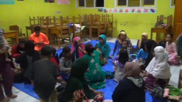 Sejumlah warga mengungsi ke gedung sekolah akibat longsor yang terjadi di Gunung Anaga tepatnya di Kampung Pamalayan, Desa Sukamulya, Kecamatan Tegalwaru, Kabupaten Purwakarta, Kamis (4/1/2024). Longsor tersebut menimpa sejumlah rumah dan tempat ibadah.