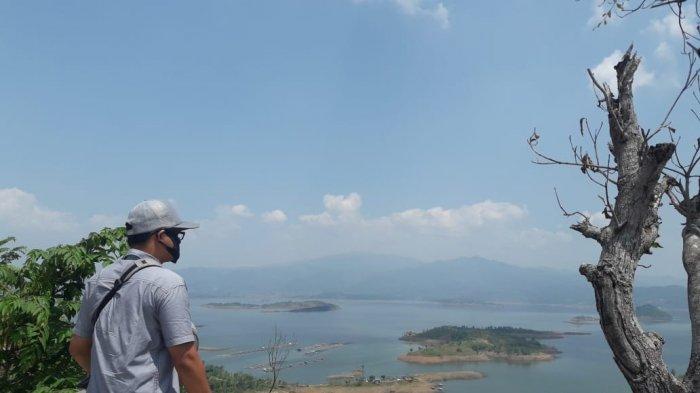 Pengunjung menikmati indahnya Puncak Permata Desa Jemah, Kecamatan Jatigede, Kabupaten Sumedang, Jawa Barat.