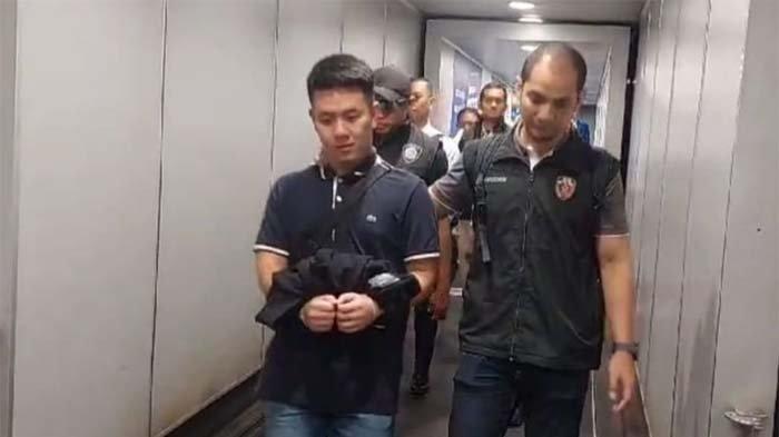 Akhir pelarian Christoper Stefanus Budianto alias Steven berakhir saat ia sedang berjalan sore di Bangkok, Thailand, Senin (20/11/2023). Kini, Tak hanya vonis 2,5 tahun penjara, Majelis Hakim juga mewajibkan CSB untuk mengembalikan satu mobil merek Alphard kepada Jessica Iskandar.