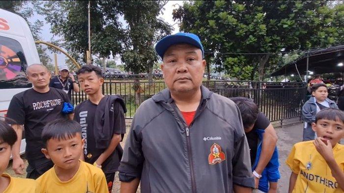 SUASANA JELANG LAGA FINAL - Sumarna, salah satu orangtua murid SSB Mars Margaasih yang turut hadir menyaksikan pertandingan final Piala Presiden 2025 di Stadion Si Jalak Harupat, Kabupaten Bandung, Jawa Barat, Minggu (13/7/2025). Tribunnews/Abdul Majid